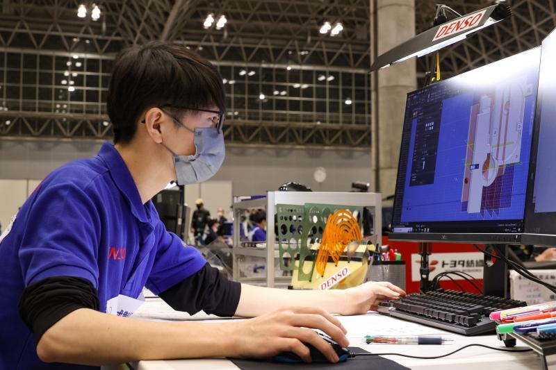 「機械製図」で優勝したデンソーの松岡選手