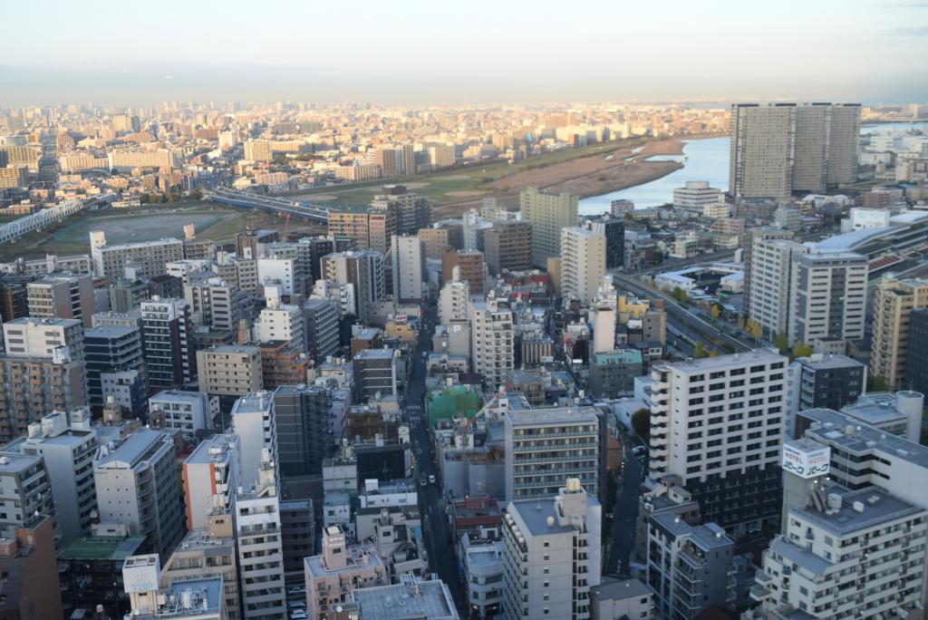 川崎市の新庁舎展望台から臨む川崎市内（多摩川を挟み、対岸は東京都）