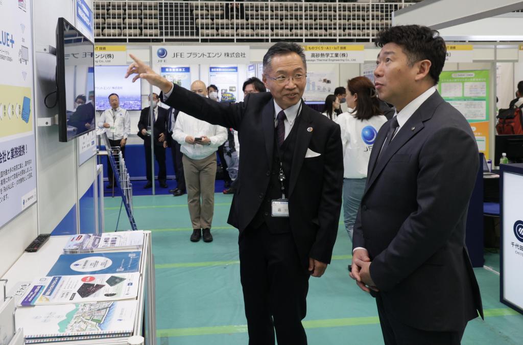 出展者の説明に耳を傾ける福田紀彦川崎市長（右）