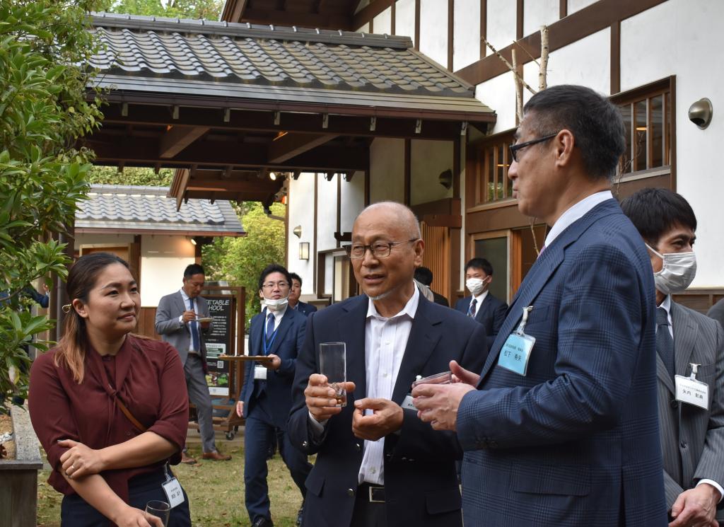 飯能信用金庫は２カ月に１度 「伴走型ハンズオンセミナー」を開催 （写真はセミナー後の交流会）