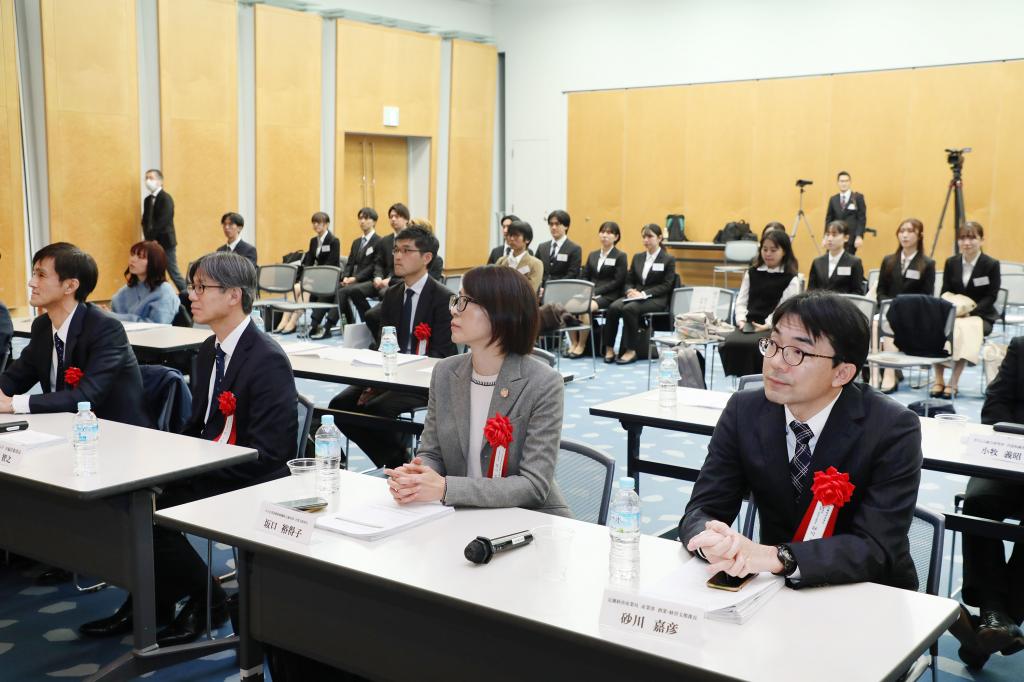 学生の力強いプレゼンに審査委員の講評も熱が入る