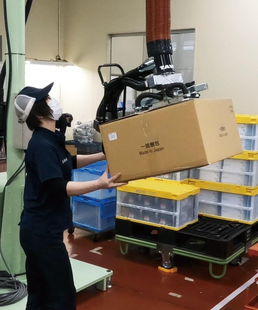 真空パッドで重量物を吸着してピッキング作業ができる「イージーリフト」