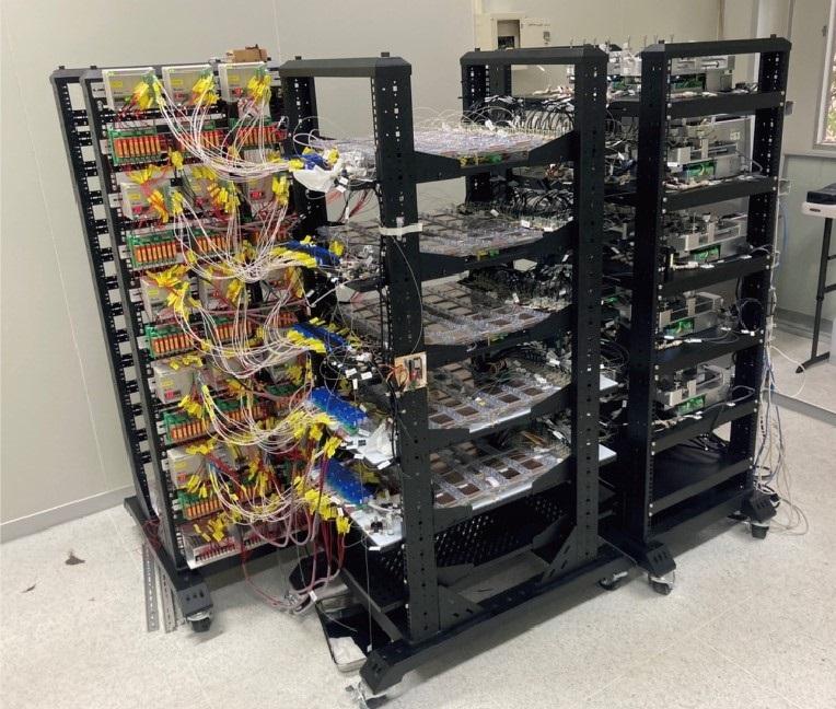 デスクトップ化学プラント実験機（左からセンサユニット、反応ユニット＜マイクロ流体デバイス＞、送液ユニット）