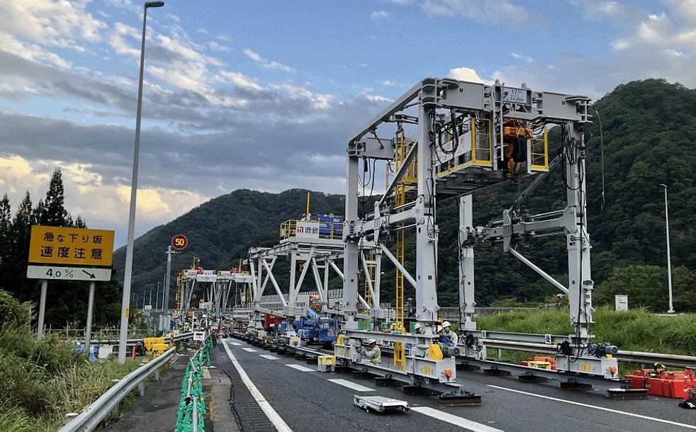 関越自動車道阿能川橋床版取替工事の施工状況（鹿島）