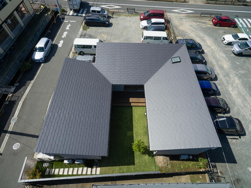 写真１　「中庭のある家」都市の住宅街に建つコの字型の平屋（写真：小川重雄）