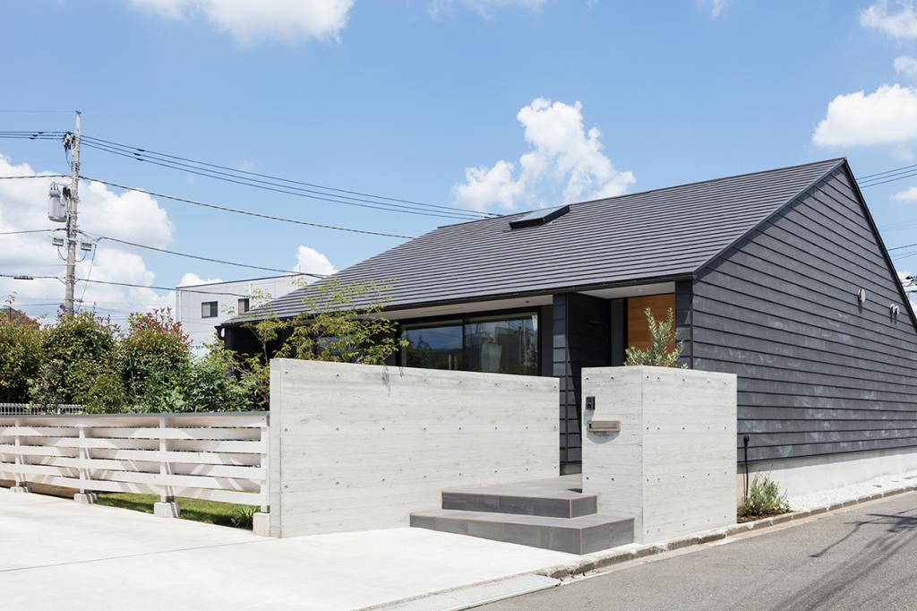 「三角屋根の家」三角屋根のコンパクトな平屋。夫婦で暮らす終の棲家（写真：中山保寛）