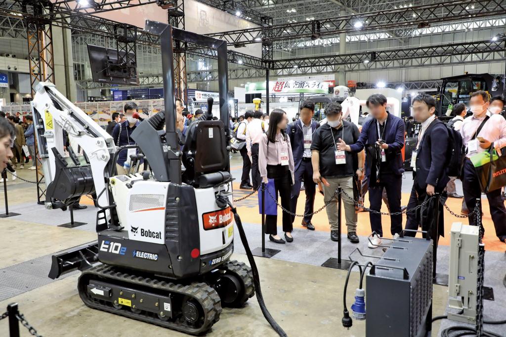 主要な建機・重機メーカーが一堂に集まる（第５回展示会）