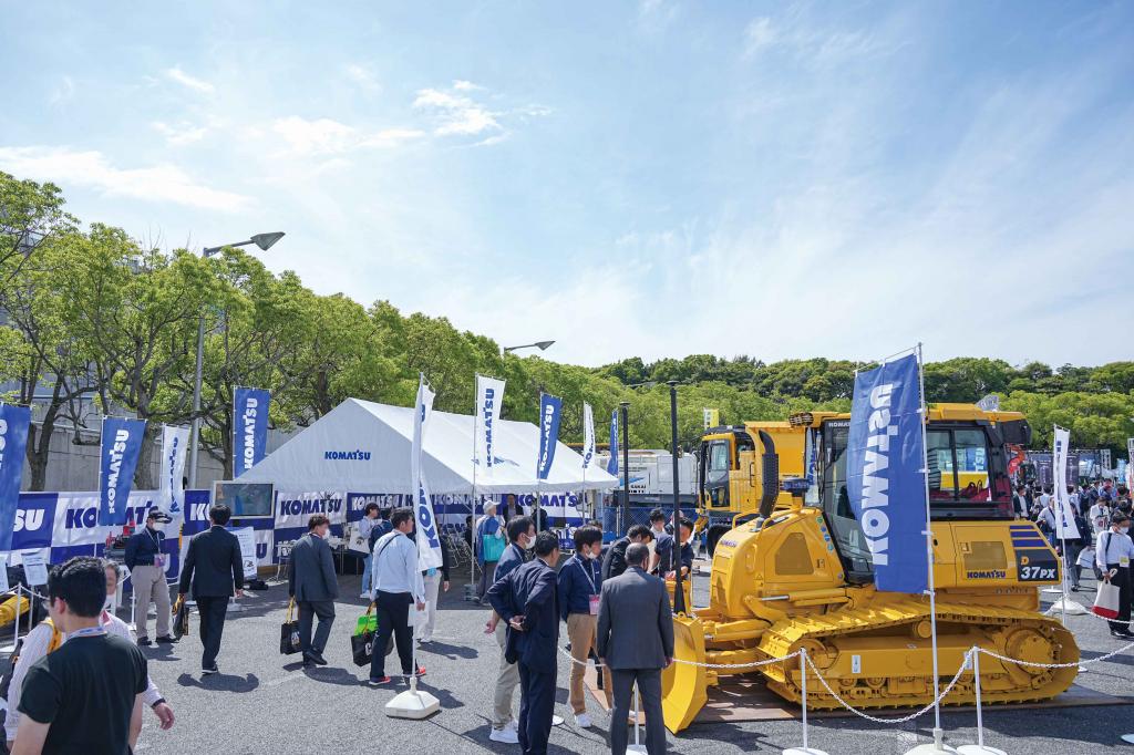 屋外展示場では多くの建機や重機が見られる（第５回展示会）