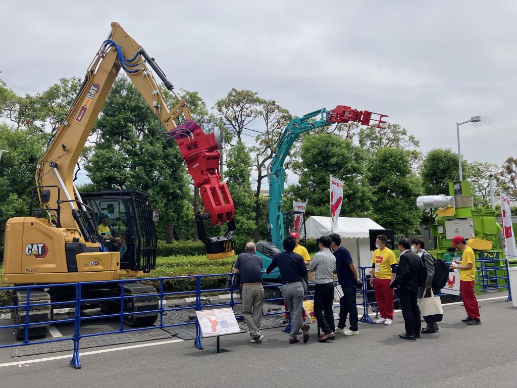 東展示棟の屋外展示では重機のデモが間近で見学できる