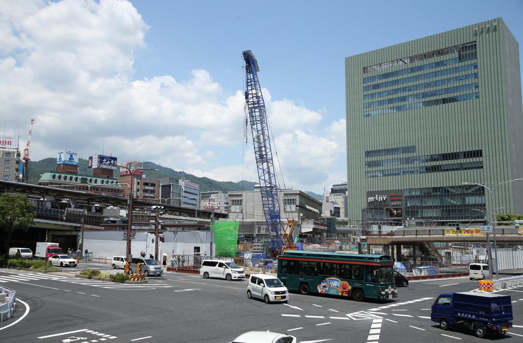 神戸の玄関口・三宮では、ＪＲ西が新たな駅ビルの建設を進めている