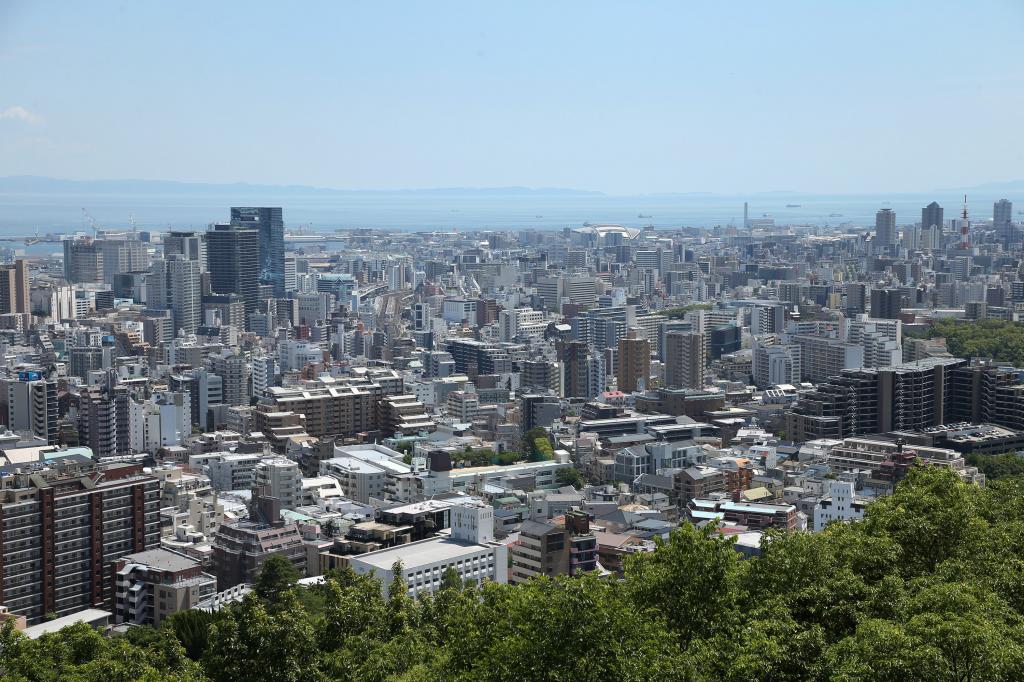 諏訪山展望台（神戸市中央区）から神戸市内を一望