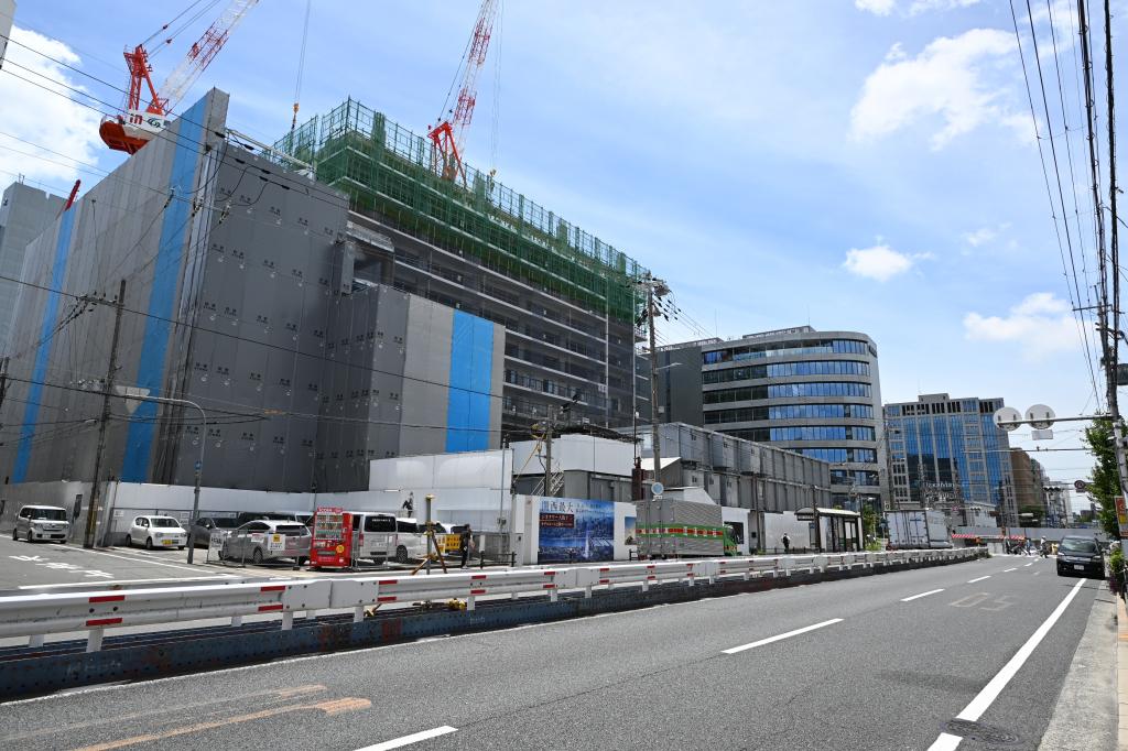 十三駅近くの「もと淀川区役所跡地」ではタワーマンションの建設が進む。