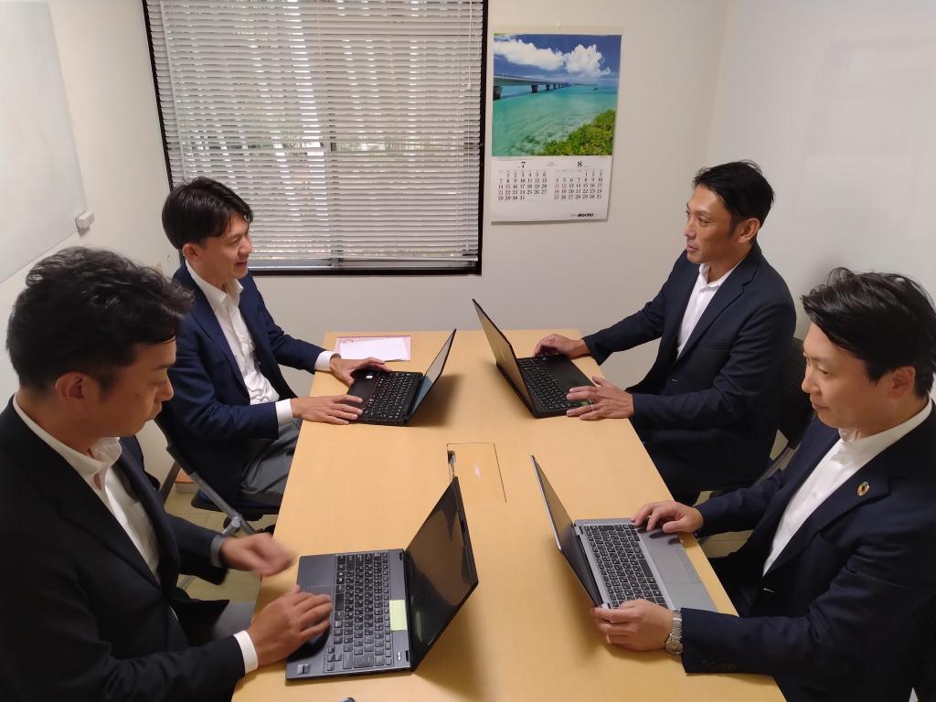 通地社長と経営戦略について話し合う田邉横浜キャピタル社長（右手前）と派遣した役員（左２人）
