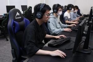 ＫＡＩＴ　ＴＯＷＮはｅスポーツのトレーニングルームやパソコン機器、高速通信ネットワークを備える